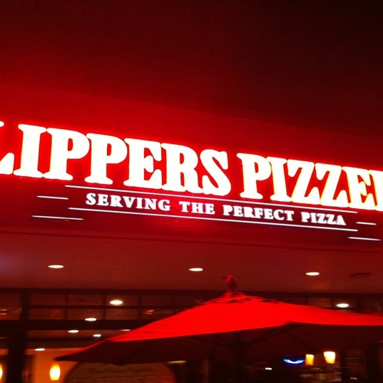 Foto tomada en Flippers Pizzeria  por Jared B. el 3/21/2012