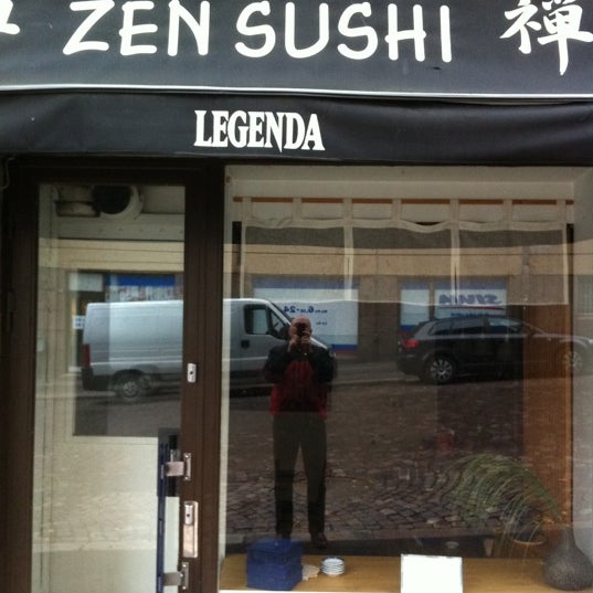 Снимок сделан в Zen Sushi - sushi &amp; sake пользователем Dave D. 10/23/2011