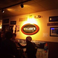 รูปภาพถ่ายที่ Walsh&#39;s Bar and Grill โดย David T. เมื่อ 2/19/2011
