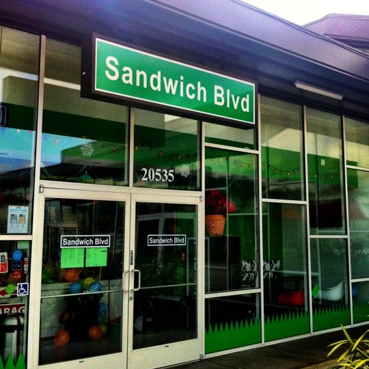 รูปภาพถ่ายที่ Sandwich Blvd โดย TONY A. เมื่อ 1/22/2012