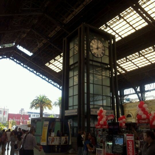 รูปภาพถ่ายที่ Mall Paseo Arauco Estación โดย Javier G. เมื่อ 1/30/2012