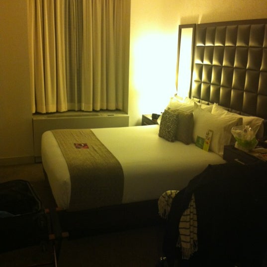 Foto scattata a Distrikt Hotel da Maggie il 1/26/2012