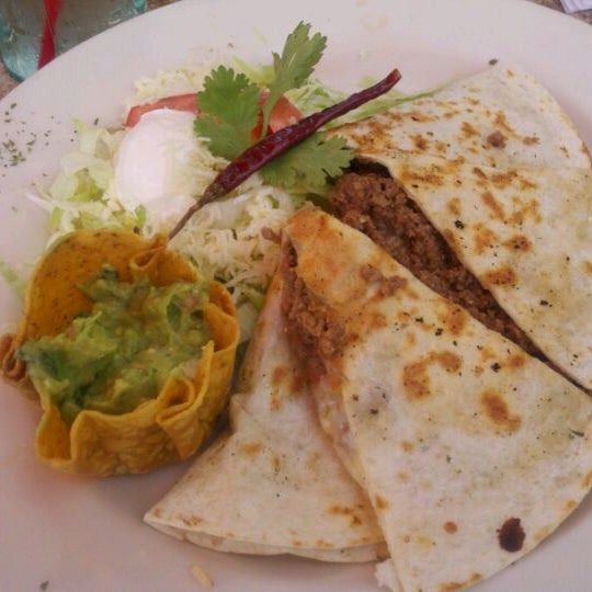 Foto tomada en La Parrilla Mexican Restaurant  por Tiffany F. el 8/20/2011