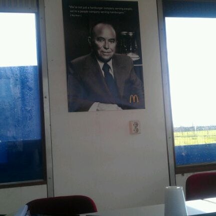 รูปภาพถ่ายที่ McDonald&#39;s โดย Robbert K. เมื่อ 9/12/2011