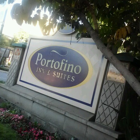 Снимок сделан в Anaheim Portofino Inn &amp; Suites пользователем Pat G. 6/28/2012