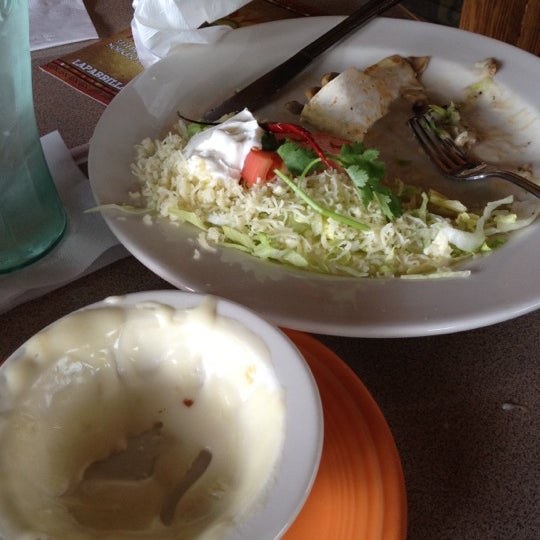 Das Foto wurde bei La Parrilla Mexican Restaurant von Ebony C. am 5/18/2012 aufgenommen