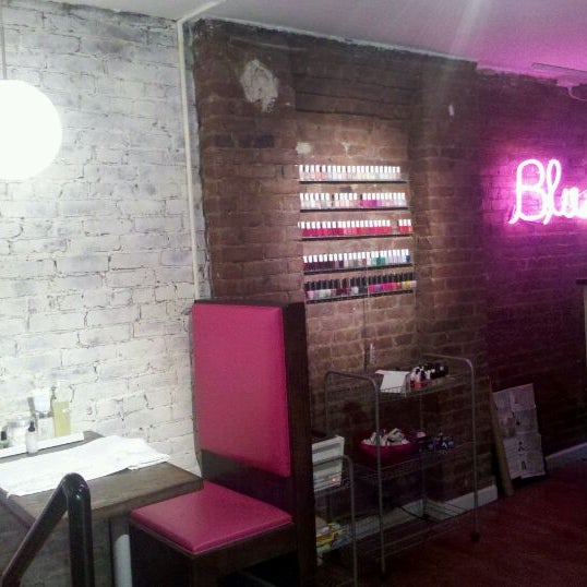 Foto tirada no(a) Blush Nail Lounge por Melody d. em 10/29/2011