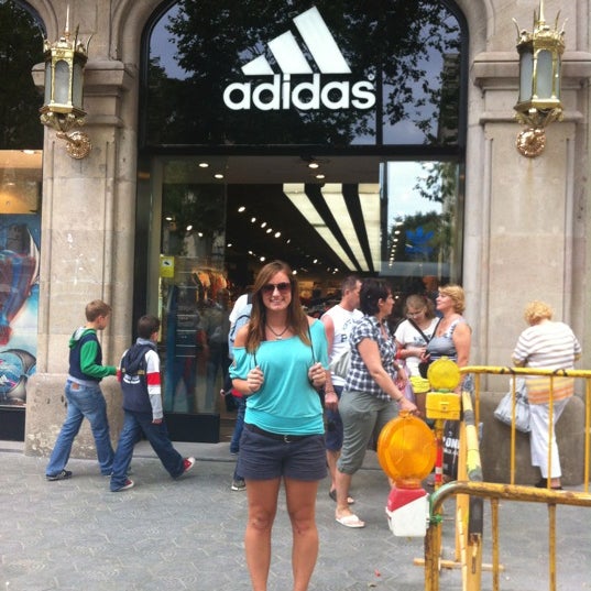 panel teoría Clip mariposa adidas - La Dreta de l'Eixample - Paseo de Gracia 3