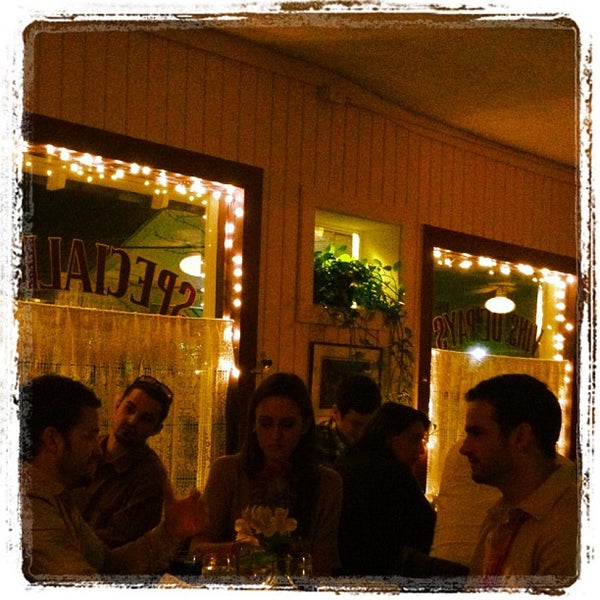 Foto diambil di Chez Nous oleh Victoria H. pada 3/12/2012