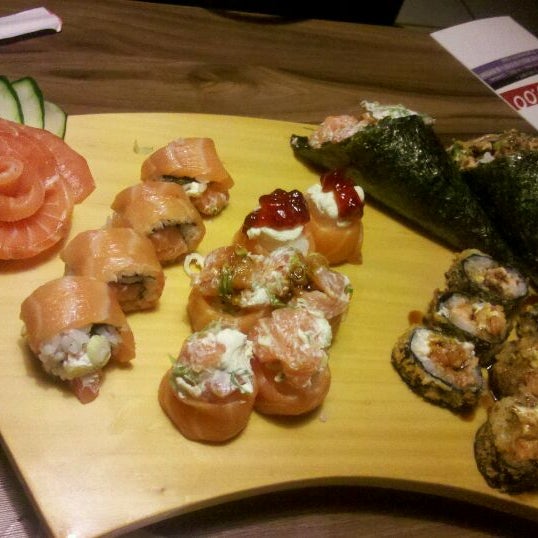 รูปภาพถ่ายที่ Kyodo Sushi โดย Karen C. เมื่อ 3/1/2012