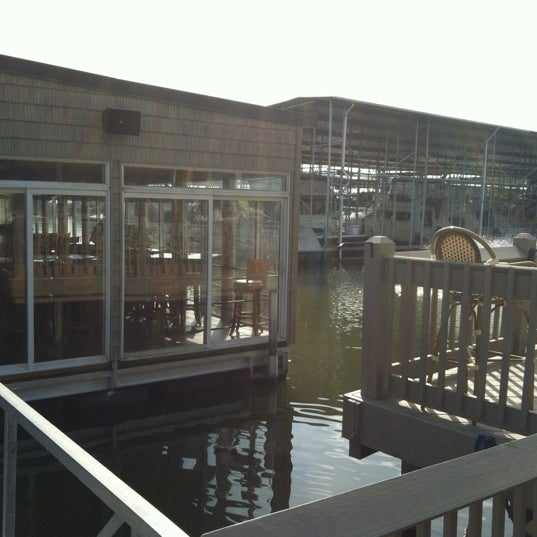 รูปภาพถ่ายที่ The Rudder at Anchor High Marina โดย Brandon เมื่อ 4/18/2012