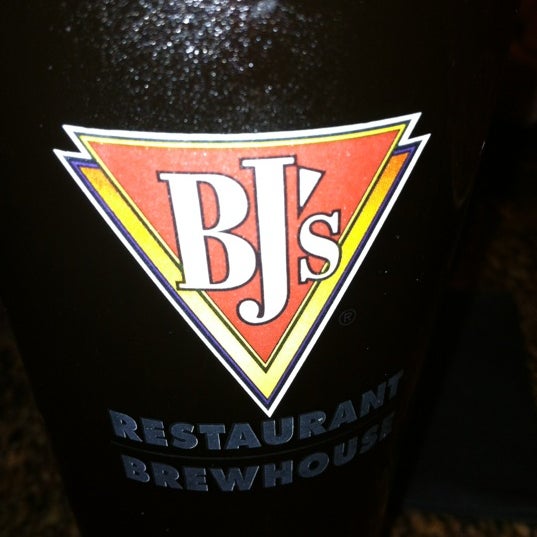 Photo taken at BJ&#39;s Restaurant &amp; Brewhouse by Chris W. on 11/5/2011