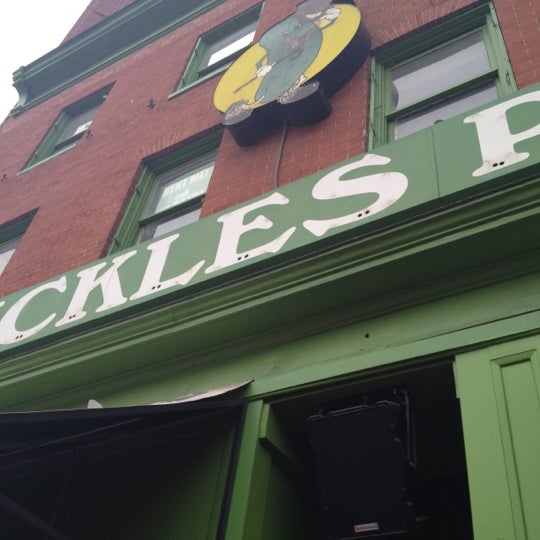 Foto tirada no(a) Pickles Pub por Casey B. em 6/22/2012