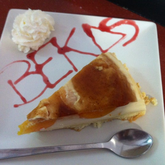4/14/2012 tarihinde Lulu L.ziyaretçi tarafından Bekas Snack Bar Café'de çekilen fotoğraf