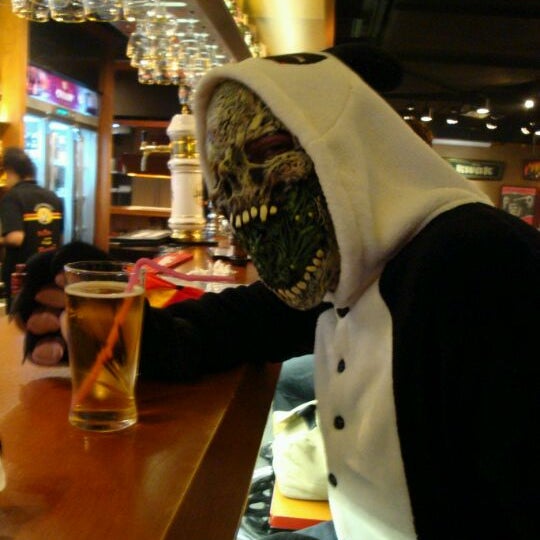 Photo taken at Beer Mania 欧月啤酒餐吧 by Didier G. on 2/24/2012