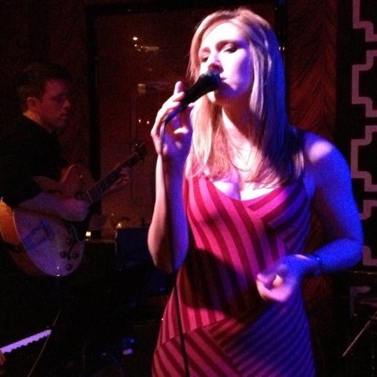 Foto scattata a Ella Lounge da Lisa B. il 8/2/2012