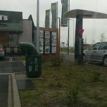 รูปภาพถ่ายที่ McDonald&#39;s โดย Mariëlle d. เมื่อ 4/28/2012