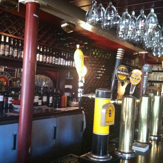 Foto tirada no(a) Shays Pub &amp; Wine Bar por Lonnie N. em 3/8/2011