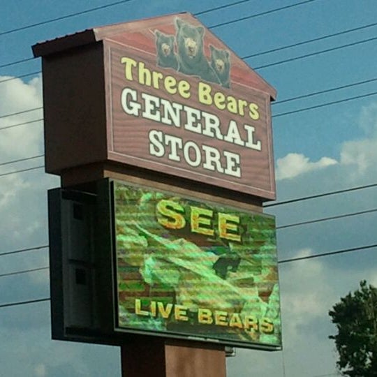 Foto tirada no(a) Three Bears General Store por Kirk B. em 8/15/2011