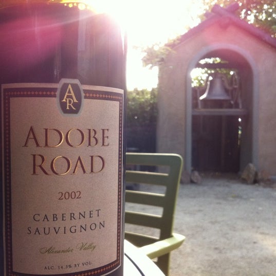 Foto tirada no(a) Adobe Road Winery por Joslyn B. em 5/28/2011