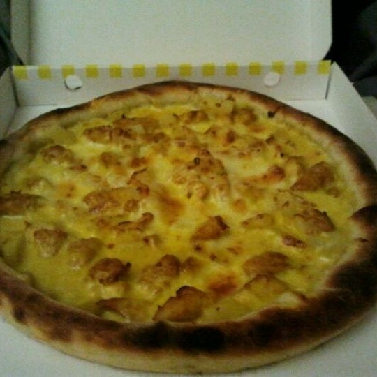 Foto tirada no(a) Call a Pizza por Ceilyn &. em 10/21/2011