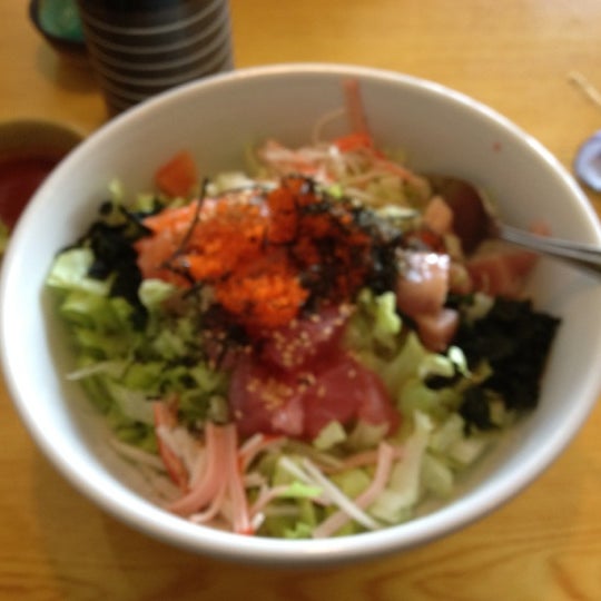 Photo taken at Murasaki Restaurant and Sushi Bar by Rita on 11/11/2011