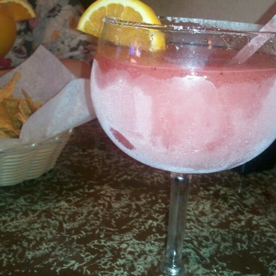 Foto diambil di La Casa Mexican Restaurant oleh Erica M. pada 7/14/2012