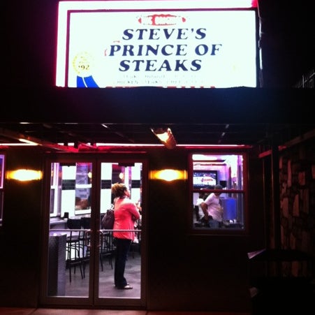 Foto tirada no(a) Steve&#39;s Prince of Steaks por dizberiq em 4/22/2012