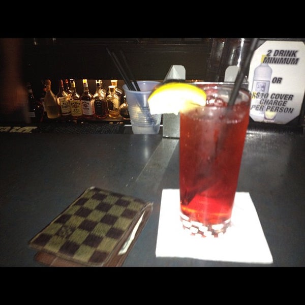 8/12/2012 tarihinde Nellsen P. Y.ziyaretçi tarafından Boardwalk 11 Karaoke Bar'de çekilen fotoğraf