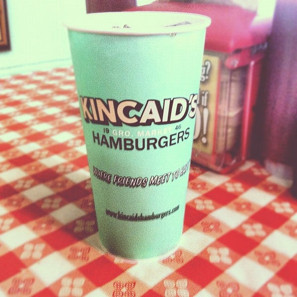 Foto diambil di Kincaid&#39;s Hamburgers oleh Funkytown F. pada 8/16/2012