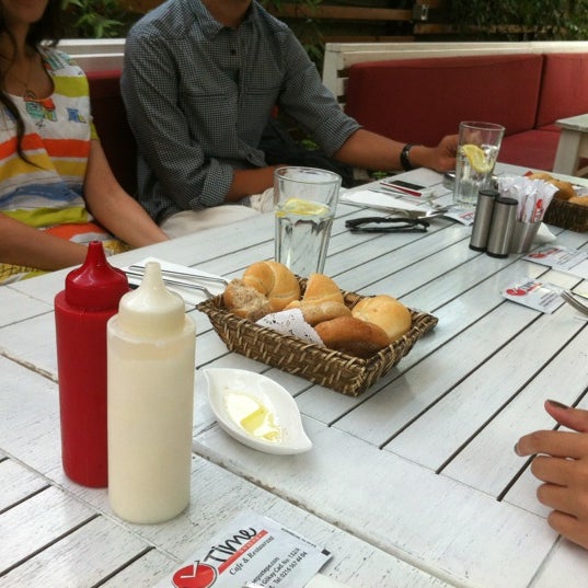 Foto tomada en Time Café &amp; Restaurant  por Enes İ. el 7/6/2012