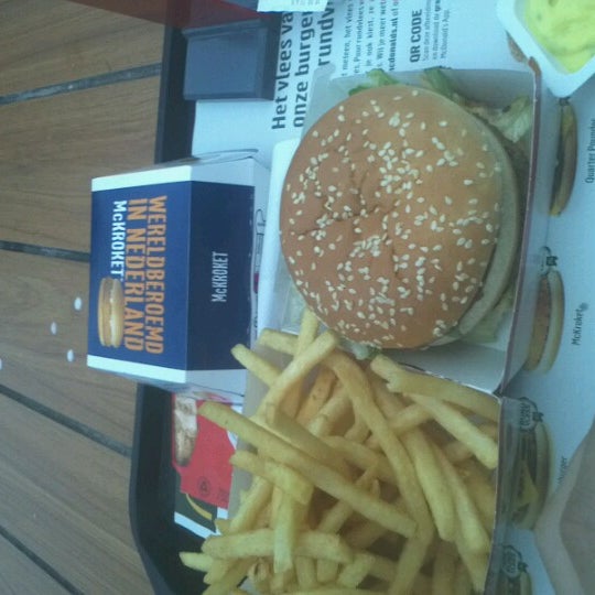 รูปภาพถ่ายที่ McDonald&#39;s โดย David D. เมื่อ 6/27/2012