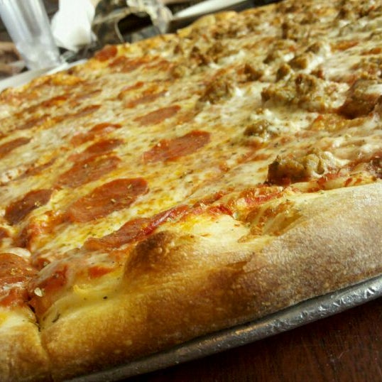 Das Foto wurde bei Russo&#39;s New York Pizzeria von Sergio R. am 5/28/2011 aufgenommen
