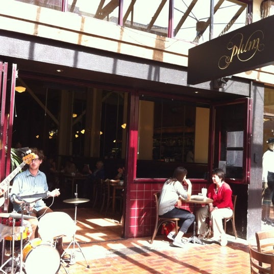 Foto tomada en Plum Cafe  por Lozen L. el 1/28/2012