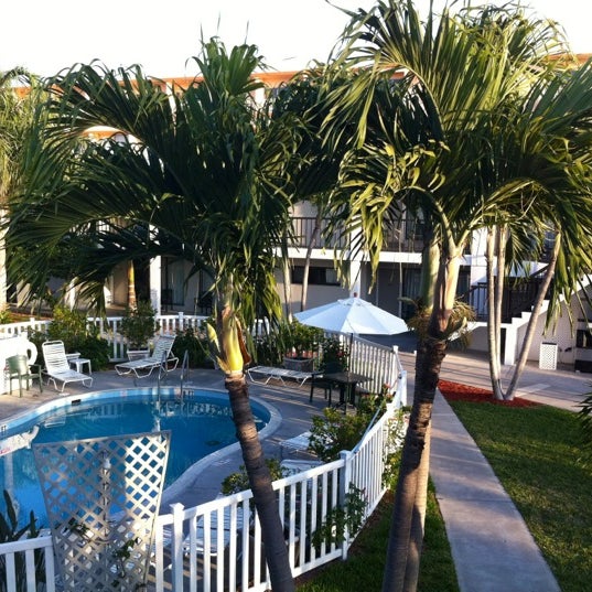 Foto diambil di The Beachcomber Beach Resort Hotel oleh Donnie D. pada 2/17/2012