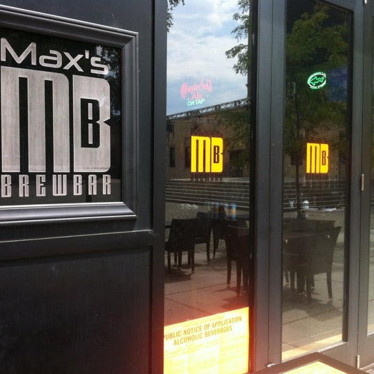 รูปภาพถ่ายที่ Max&#39;s Brew Bar and Krafteria โดย Angela D. เมื่อ 6/30/2012