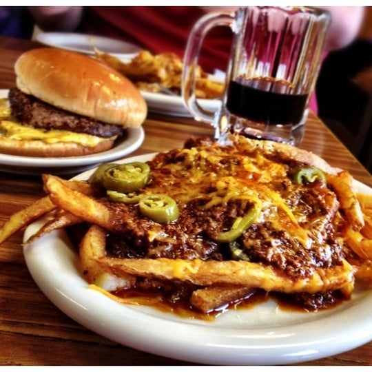 Снимок сделан в Brownie&#39;s Hamburger Stand пользователем Brian M. 3/16/2012
