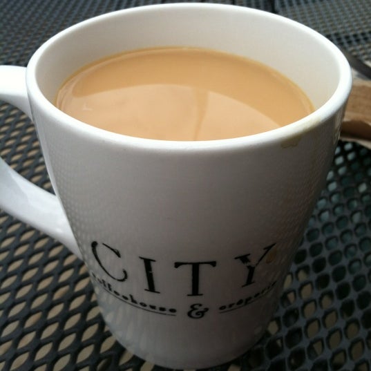 Foto tomada en City Coffee House &amp; Creperie  por =(^.^)= el 6/2/2012