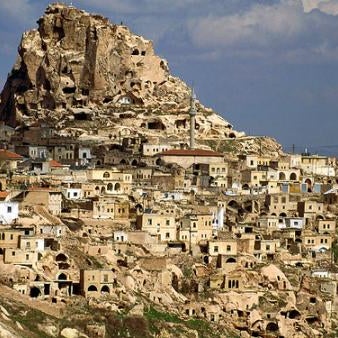 La ciudad de Capadocia en Turquía esconde miles de historias entre sus rocas ¿Las conoces? http://goo.gl/ZM3WU