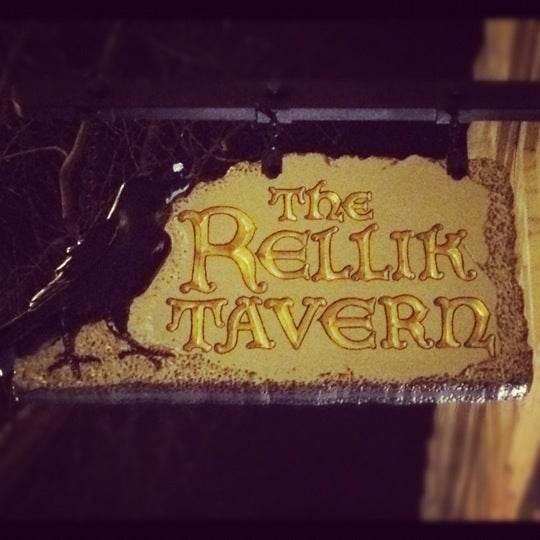 Foto tomada en The Rellik Tavern  por Nancy S. el 12/30/2011