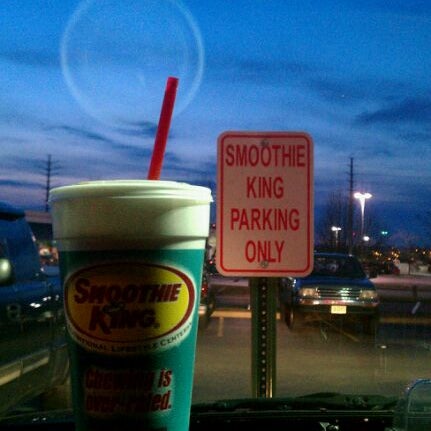 Photo taken at Smoothie King by Wendizzle on 3/7/2011