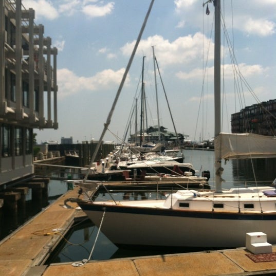 Das Foto wurde bei Boston Sailing Center von Stacy B. am 6/21/2012 aufgenommen