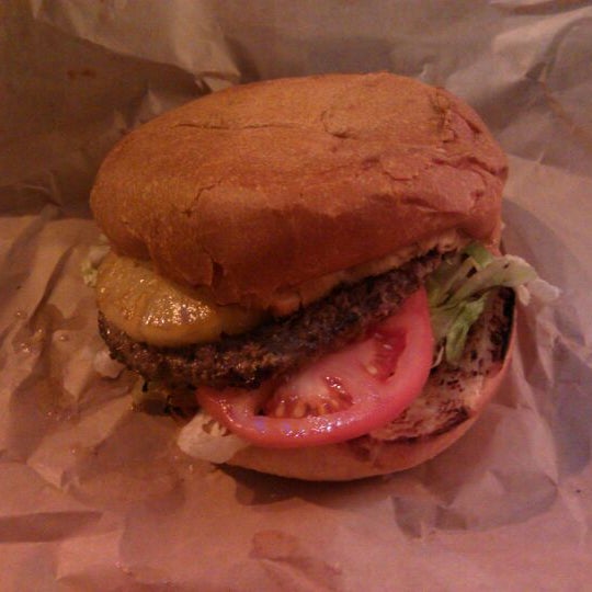Снимок сделан в Blue Moon Burgers Fremont пользователем Eddie W. 1/27/2012