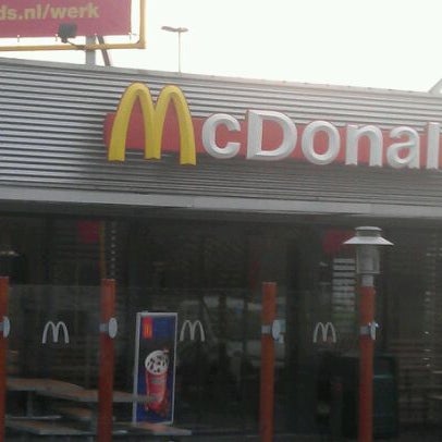 รูปภาพถ่ายที่ McDonald&#39;s โดย Henry d. เมื่อ 11/23/2011