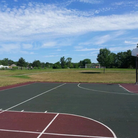 P. Зеленые насаждения вдоль дорог. Америка фото улиц. Amherst gardens, l. Community road.