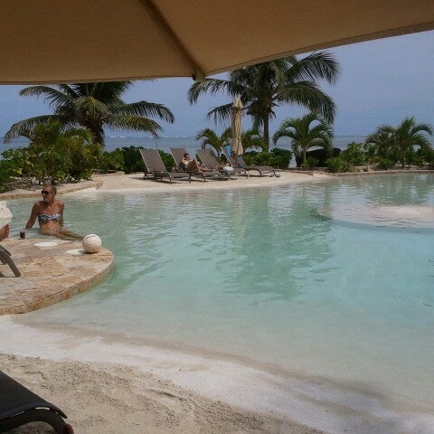 รูปภาพถ่ายที่ Coco Beach Resort โดย Rachel E. เมื่อ 6/24/2012