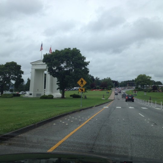 Photo taken at British Columbia Visitor Centre @ Peace Arch by Wayne on 7/15/2012