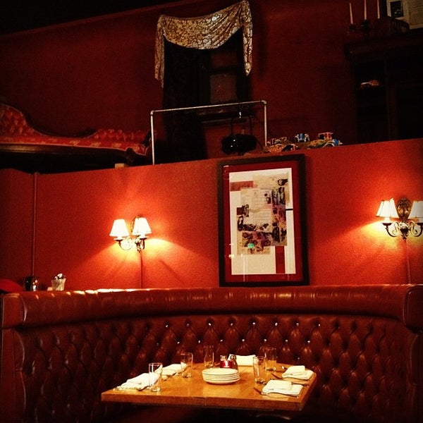 รูปภาพถ่ายที่ Old Skool Cafe โดย John Q. เมื่อ 4/1/2012