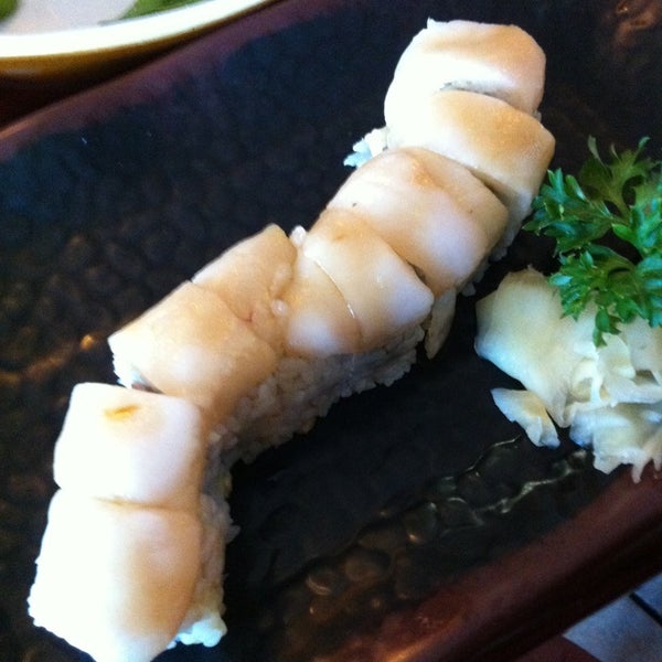 7/20/2012 tarihinde Simon Y.ziyaretçi tarafından Fuji Sushi'de çekilen fotoğraf