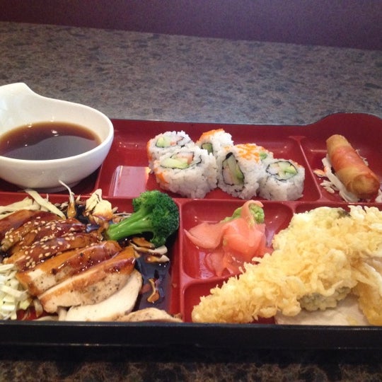 Foto tirada no(a) Nagoya Japanese Restaurant &amp; Sushi Bar por Sherry G. em 5/7/2012